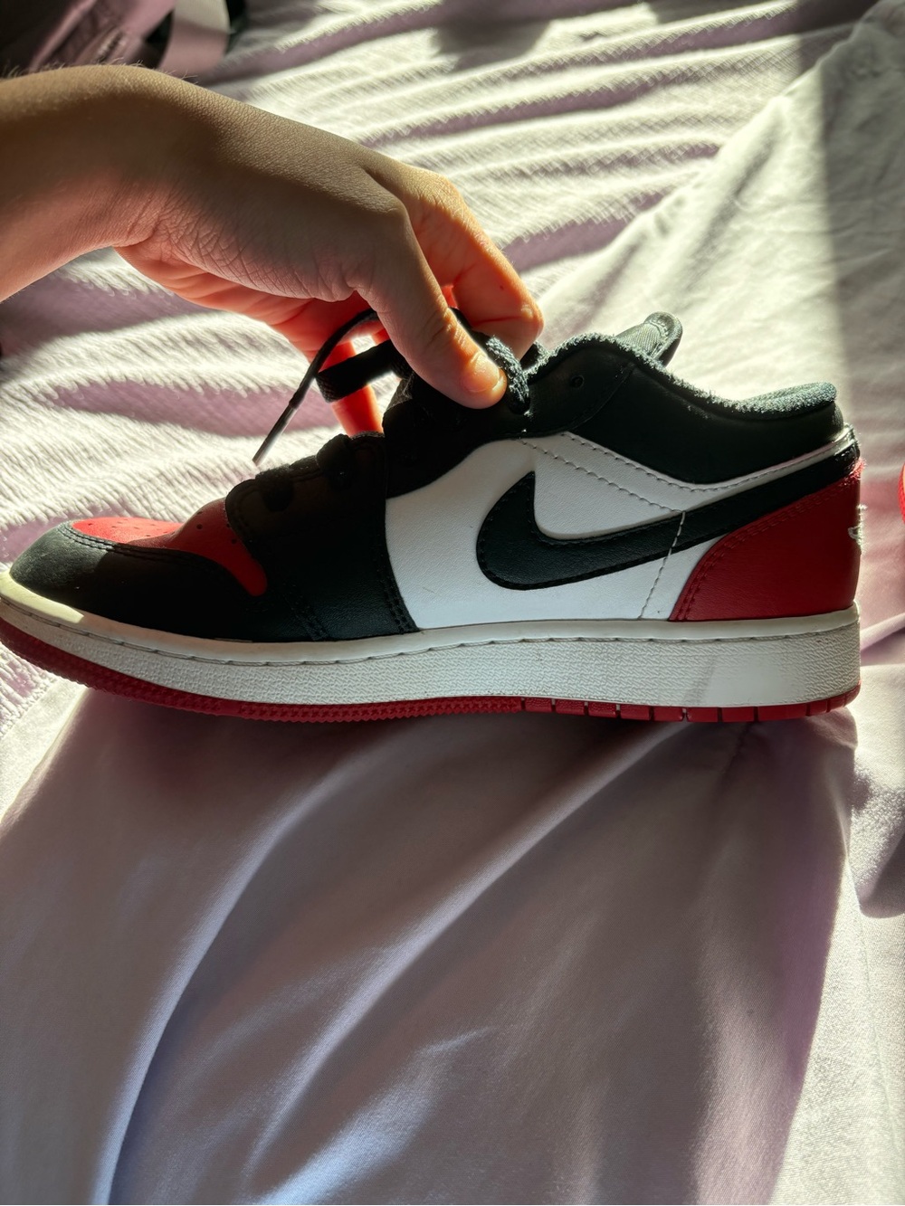 Air Jordan 1 Low big Kids Low-Top Sneakers in Black, White & Red